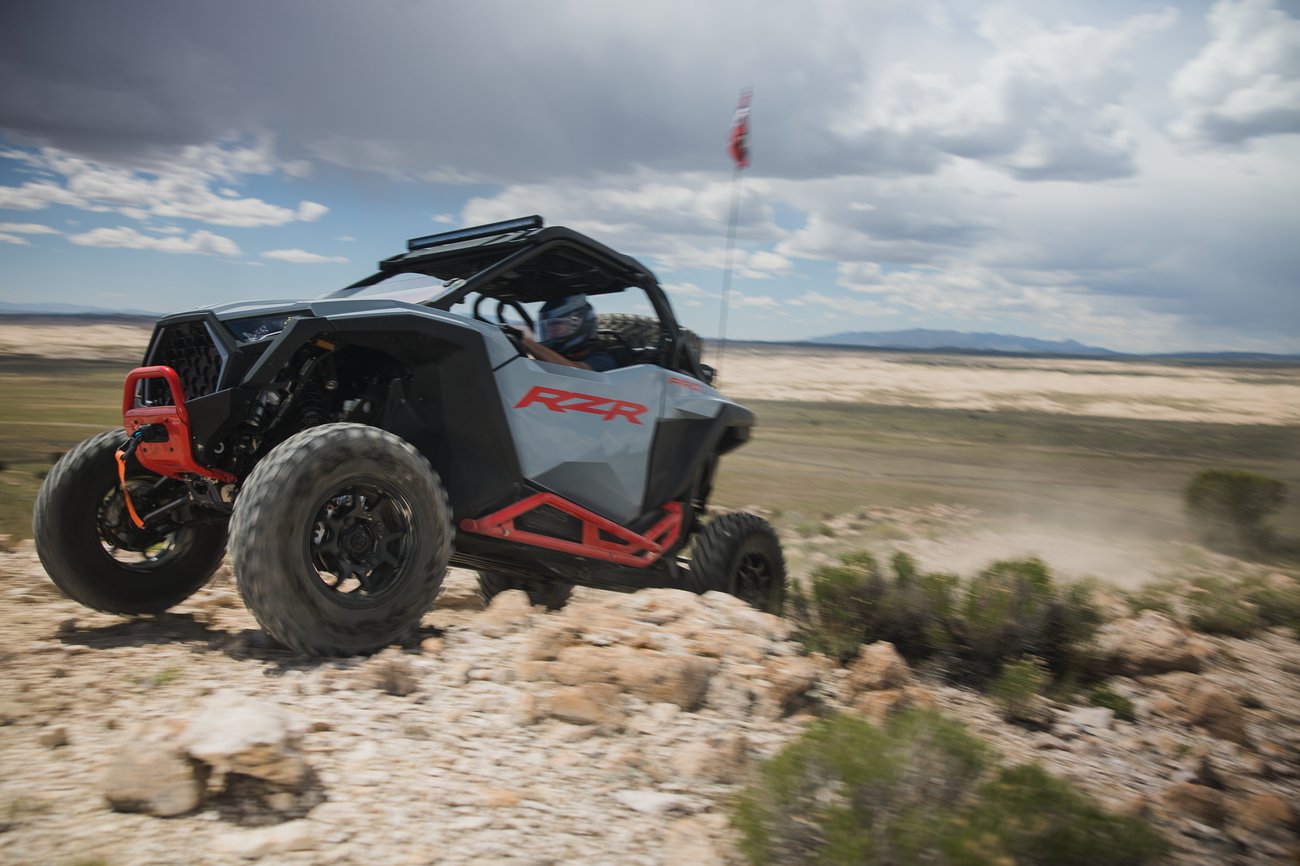 WebLarge_JPG-2025-orv-rzr-pro-xp-sport-stormgray-image-riding-562